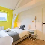 Spacious House 11 Bedrooms 8 Bathrooms 22 People. 3*