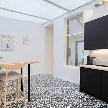 Spacious House 11 Bedrooms 8 Bathrooms 22 People. Roubaix