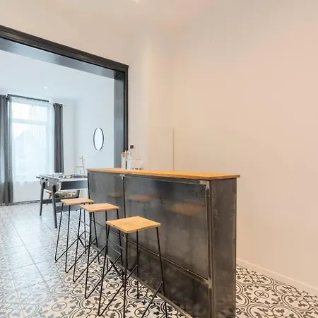 Spacious House 11 Bedrooms 8 Bathrooms 22 People. Maison d'hôtes Roubaix