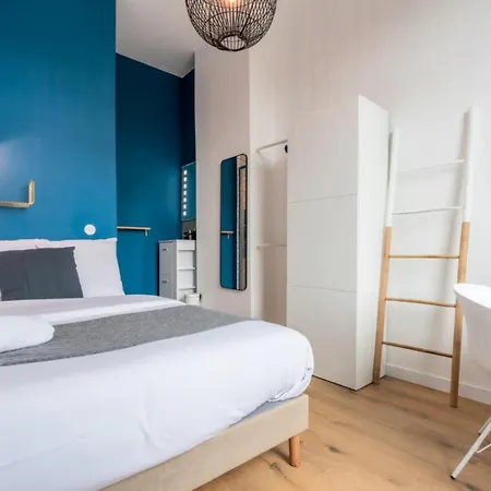 Spacious House 11 Bedrooms 8 Bathrooms 22 People. Roubaix