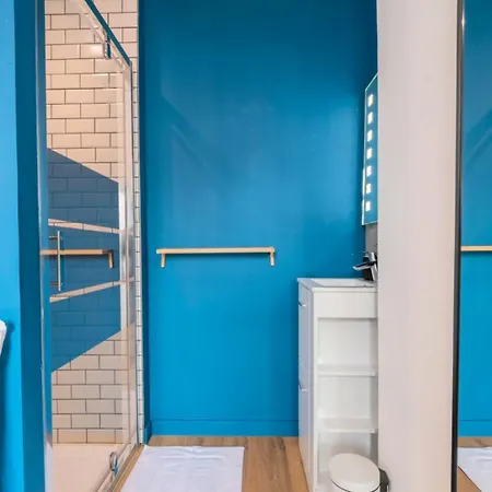 Guest house Spacious House 11 Bedrooms 8 Bathrooms 22 People. Roubaix