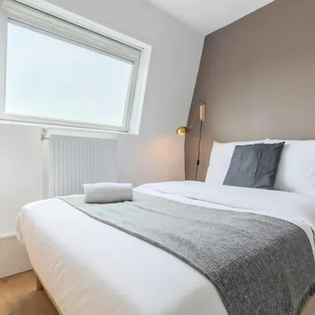 Spacious House 11 Bedrooms 8 Bathrooms 22 People. 3* Roubaix