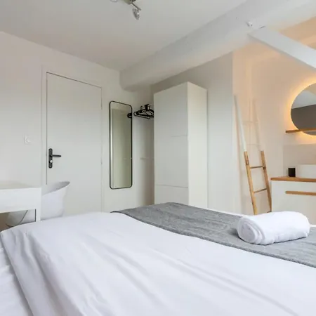 Spacious House 11 Bedrooms 8 Bathrooms 22 People. 3*