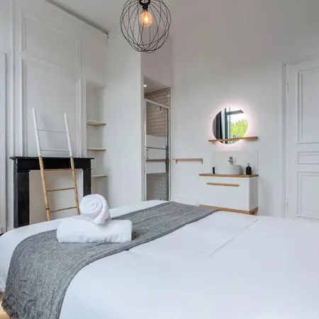 Spacious House 11 Bedrooms 8 Bathrooms 22 People. Guest house Roubaix