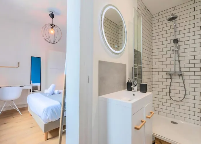 Maison d'hôtes Spacious House 11 Bedrooms 8 Bathrooms 22 People.