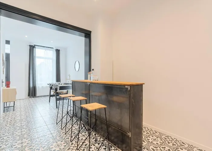 Spacious House 11 Bedrooms 8 Bathrooms 22 People. Maison d'hôtes Roubaix