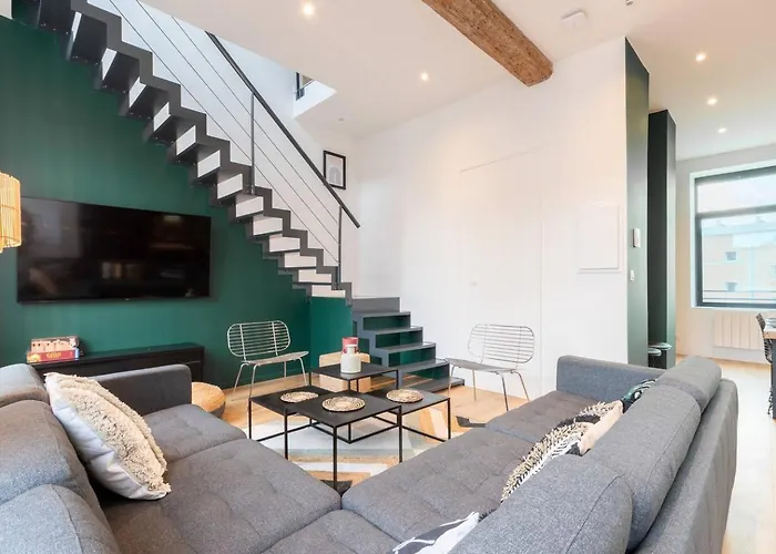 Spacious House 11 Bedrooms 8 Bathrooms 22 People. Roubaix