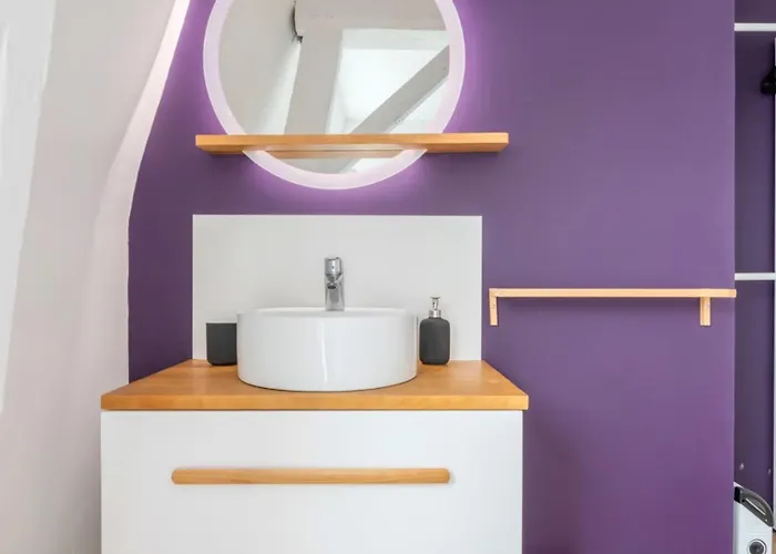 Spacious House 11 Bedrooms 8 Bathrooms 22 People. Roubaix