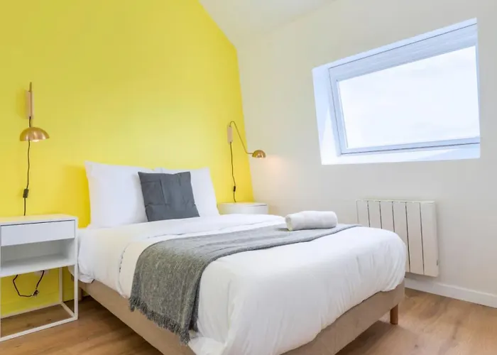 Spacious House 11 Bedrooms 8 Bathrooms 22 People.