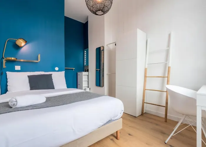 Spacious House 11 Bedrooms 8 Bathrooms 22 People. Roubaix