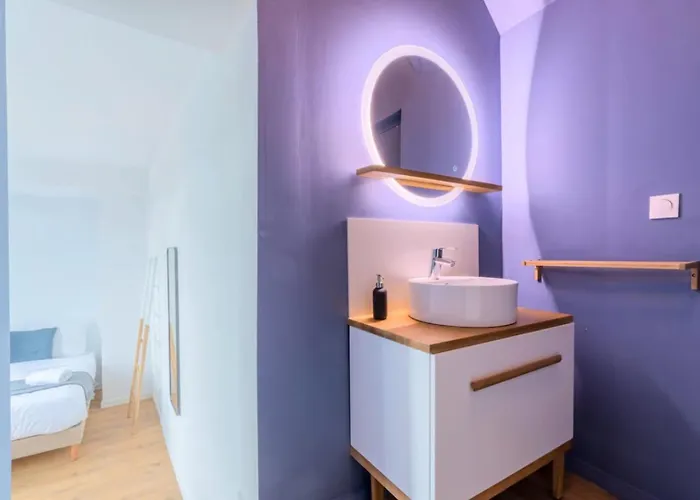 Spacious House 11 Bedrooms 8 Bathrooms 22 People. 3*