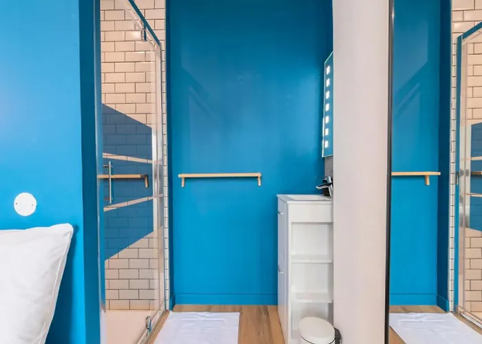 Maison d'hôtes Spacious House 11 Bedrooms 8 Bathrooms 22 People. Roubaix