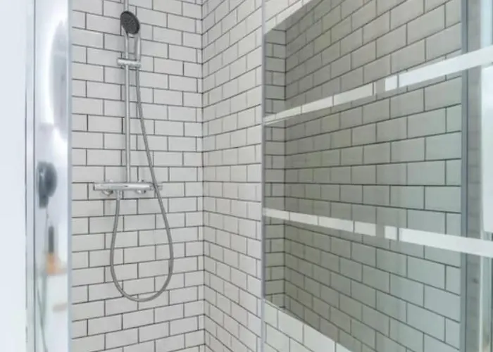 Spacious House 11 Bedrooms 8 Bathrooms 22 People. Maison d'hôtes Roubaix