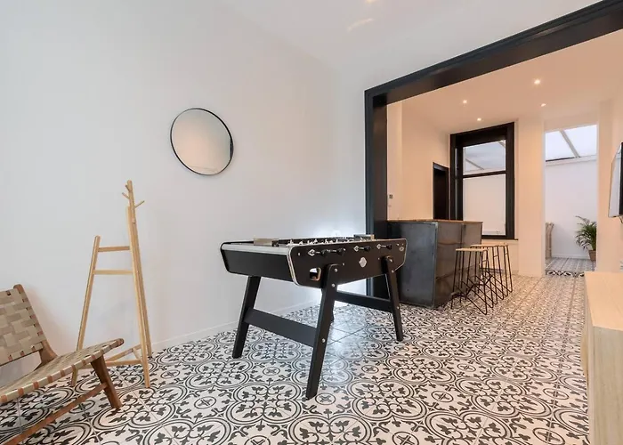 Spacious House 11 Bedrooms 8 Bathrooms 22 People.