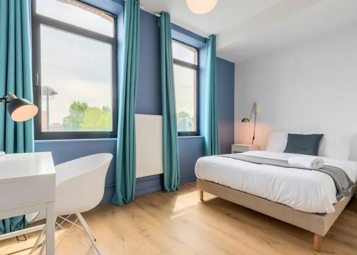 Maison d'hôtes Spacious House 11 Bedrooms 8 Bathrooms 22 People. Roubaix