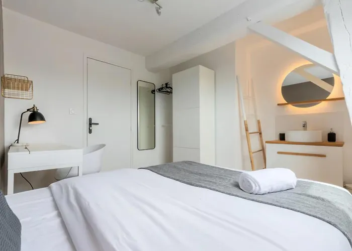 Spacious House 11 Bedrooms 8 Bathrooms 22 People. 3*