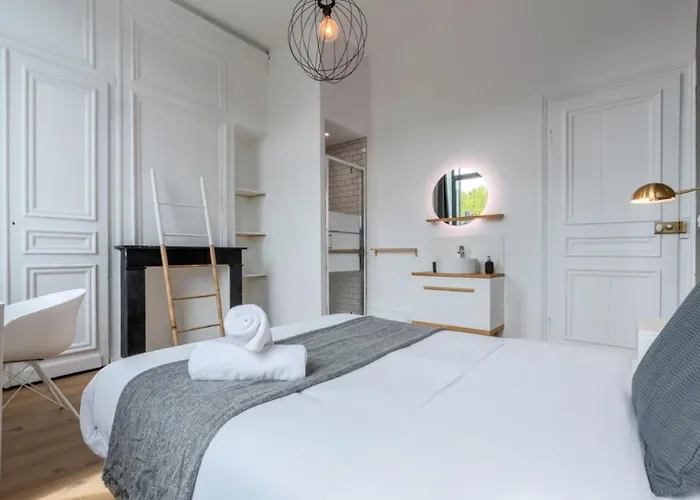 Spacious House 11 Bedrooms 8 Bathrooms 22 People. Maison d'hôtes Roubaix